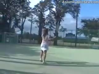 Aziýaly tenis court jemagat öňünde sikiş