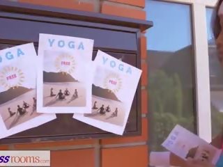 Fitness rooms ulylar uçin film yoga for big süýji emjekler aziýaly lezbiýanka: ulylar uçin clip af