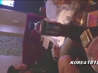 Coreana nerds tener diversión en habitación salon con desagradable coreana