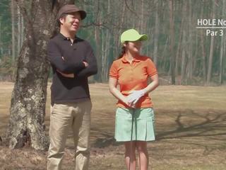Golf samtale jente blir teased og kremet av to gutta